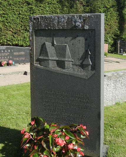 Kuva 3. Emäkirkon muistopatsas.