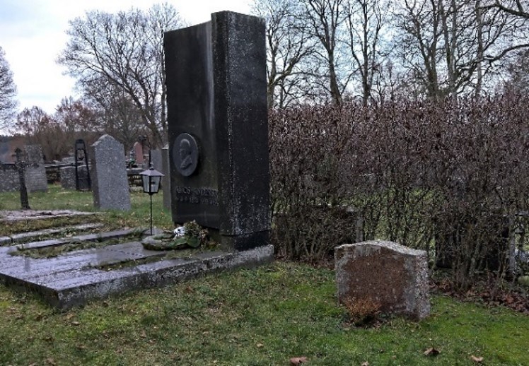 Axel Theodor Widnäsin ja hänen vaimonsa viimeinen leposija Kemiön hautausmaalla Amos Anderssonin hautamonumentin vieressä. Kuva Ilkka Hirvilahti