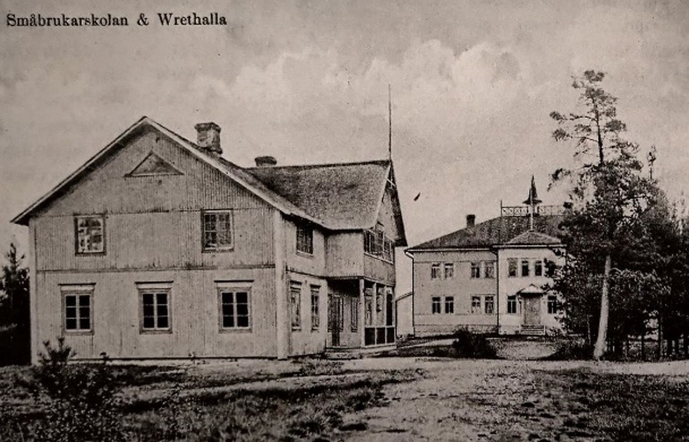 Småbrukarskola (myöhemmin Lantmannaskola)vasemmalla. Taustalla Kimito Ungdomsföreningein talo. Kuva Sagalundin kokoelmat.