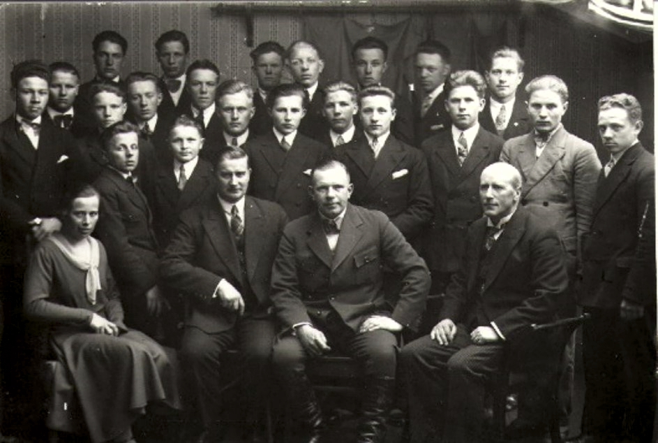 Lantmannaskola, kurssi 1930-1931. Wildnäs edessä oikealla. Kuva Sagalundin kokoelmasta.